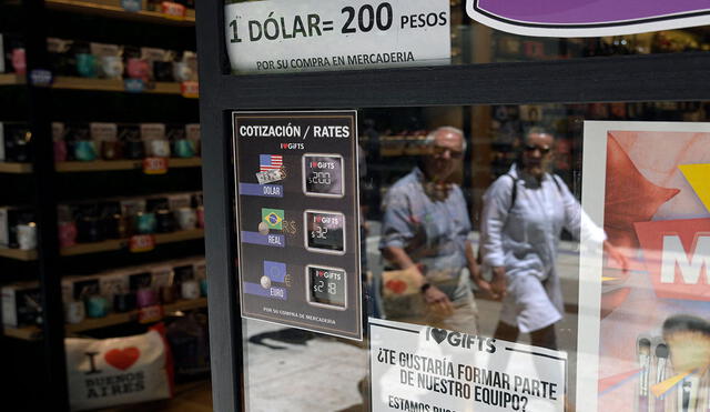 Entérate a cuánto se valora el dólar blue hoy, martes 10 de mayo. Foto: AFP
