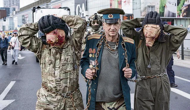 Invasores. Tanquistas rusos y un comisario político soviético “desfilan” encadenados. Foto: Carlo Bravo Ruiz