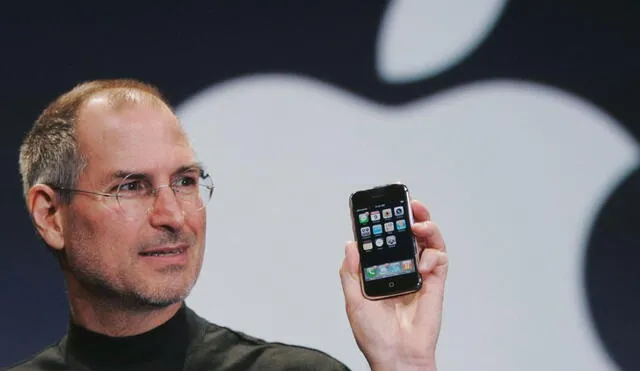 Steve Jobs presentando el primer iPhone. Foto: Xataka