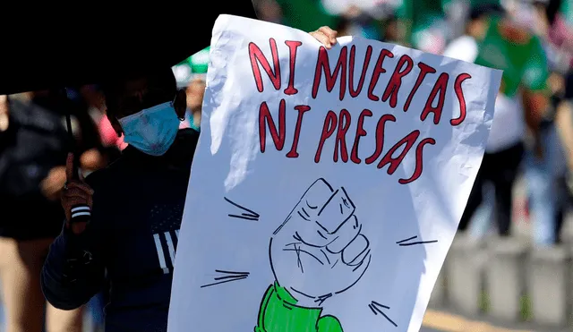 Diversos colectivos feministas en El Salvador han logrado liberar a 64 mujeres condenadas por emergencias abortivas. Foto: EFE
