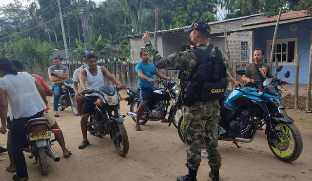 Un integrante del Ejército colombiano hace control en una vía de la zona rural de Montería, durante el paro armado. Foto: Ministerio de Defensa de Colombia