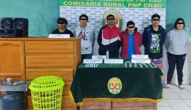 Detenidos y artículos caseros robados fueron llevados a comisaría. Foto: PNP