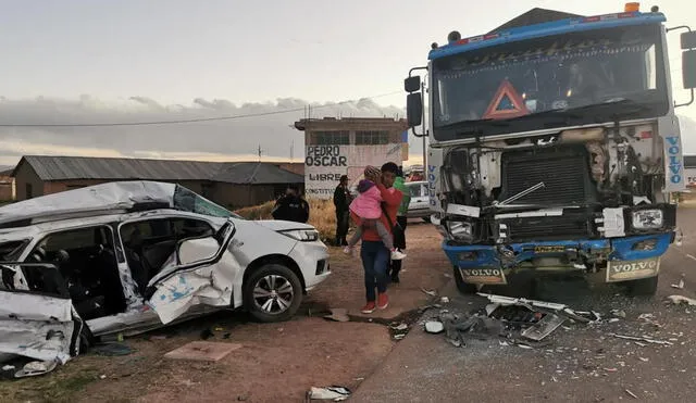 Puno. Fatal accidente de tránsito se registró en la vía Juliaca-Huancané, hasta donde llegaron las autoridades para las diligencias. Foto: PNP