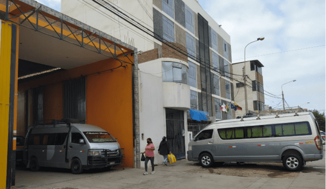 En la gráfica se observa que en la playa de estacionamiento de la Empresa de Transporte Burga permanecen vehículos de servicio público. Foto: Rosa Quincho/ La República