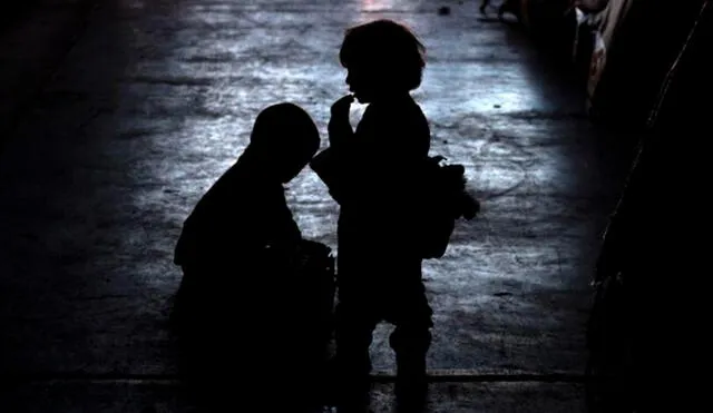 El niño se encontraba solo a altas horas de la noche. Foto: AFP