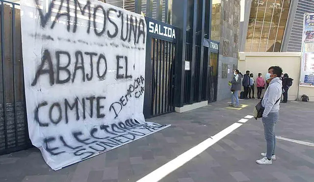 Protesta. Estudiantes y trabajadores administrativos tomaron local de UNA en Puno. Foto: Juan Carlos Cisneros/ La República