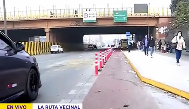 Buses y taxis pasan por el carril de ciclistas. Foto: captura de Latina