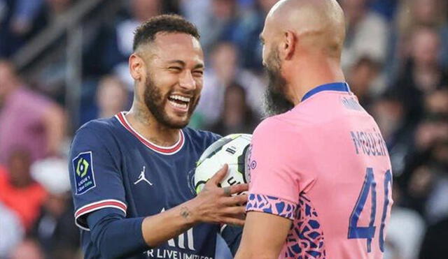 Neymar y Jessy Moulin protagonizaron un curioso momento en el último partido de la liga francesa. Foto: AFP