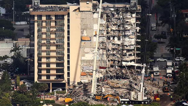 El edificio Champlain Towers South, de 12 pisos, se derrumbó en la madrugada del 24 de junio frente al mar en Surfside, al norte de Miami. Foto: REUTERS