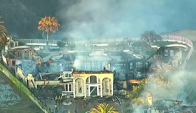 Bomberos responden a la escena de una mansión en llamas en California, Estados Unidos. Foto: ABC7
