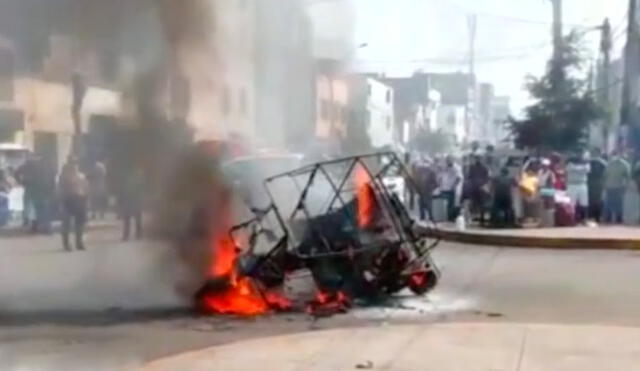 Los indignados vecinos decidieron incendiar el vehículo de los delincuentes/ Fuente: Latina Noticias