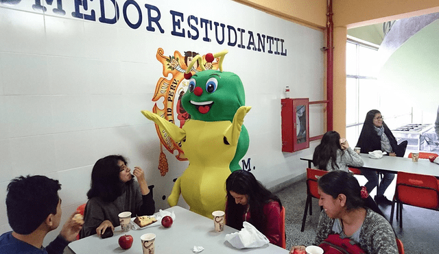 Los tickets para el desayuno y almuerzo especial se acaban rápidamente. Foto: UNMSM