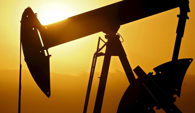 Decisiones de distintos actores del mercado del petróleo hacen descender los precios del crudo a nivel internacional. Foto: EFE