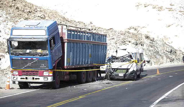 Frontal. Camión estacionado  fue impactado por miniván. Foto: Rodrigo Talavera/ La República