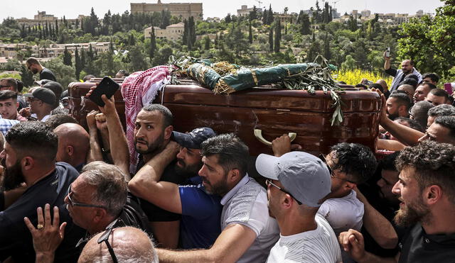 Los dolientes palestinos llevan el ataúd de la periodista de Al-Jazeera asesinada Shireen Abu Akleh. Foto: AFP. Video: Qnews