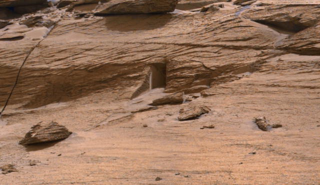 Fotografía a color de la misteriosa 'puerta' en Marte. Foto: NASA / JPL-Caltech / MSS / NeV-T