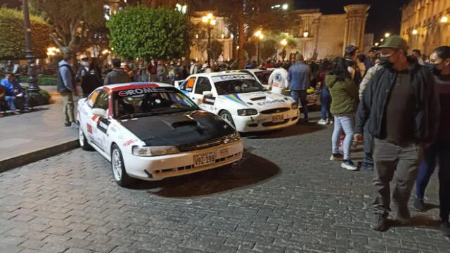 Plaza de Armas de Arequipa albergó a los autos que participarán de la competencia. Foto: URPI/Wilder Pari