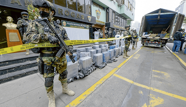Cargamento. Los 800 kilos de cocaína incautados ayer en Huacho fueron trasladados a la sede de la Dirandro, en San Isidro. Foto: Dirincri