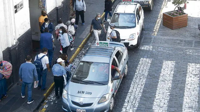 Más taxis en las calles. Municipio de Arequipa abrió el padrón para inscribir más taxistas.