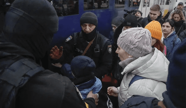 Policías ucranianos organizando una evacuación en la estación principal de trenes de Kiev. Foto: EFE
