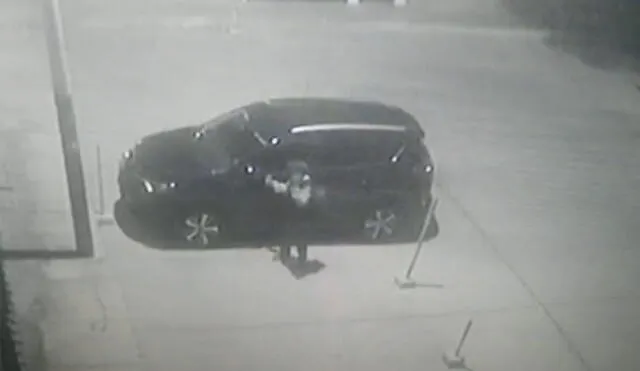 En las imágenes se pudo ver cómo 'El Caserito' intentaba manipular el vehículo. Foto: captura de cámara de video.