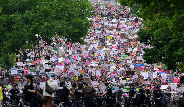 Este sábado, hubo una nueva movilización masiva a favor del derecho al aborto en Estados Unidos, en medio de la controversia por lo que pueda dictaminar la Corte Suprema. Foto: AFP