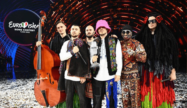 La banda Kalush Orchestra posa en el escenario tras su victoria en el concurso de Eurovisión. Foto: AFP