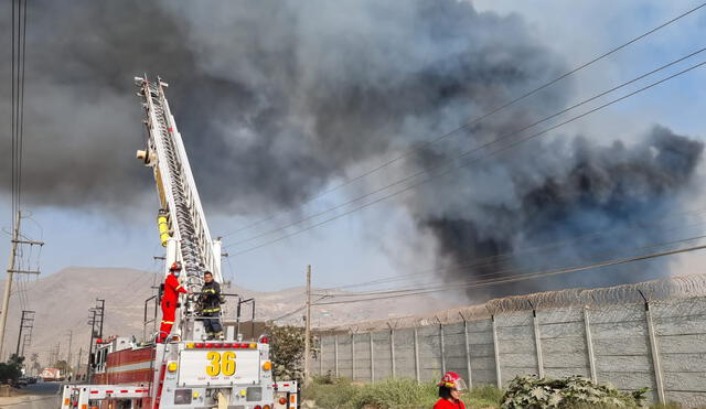 Bomberos se encuentran en el lugar de los hechos. Foto: Maria Pia Ponce / URPI - LR