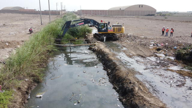 Trabajos de limpieza y descolmatación de dren en José Leonardo Ortiz. Foto: MVCS.