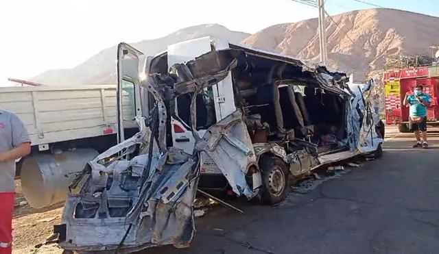 Minivan llevó la peor parte y su lado derecho terminó destrozado. Foto: Captura Moquegua observadora