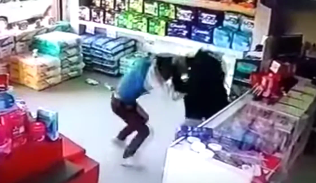 La mujer logró echar fuera de la tienda al ladrón. Foto: Captura vídeo/ La Nación
