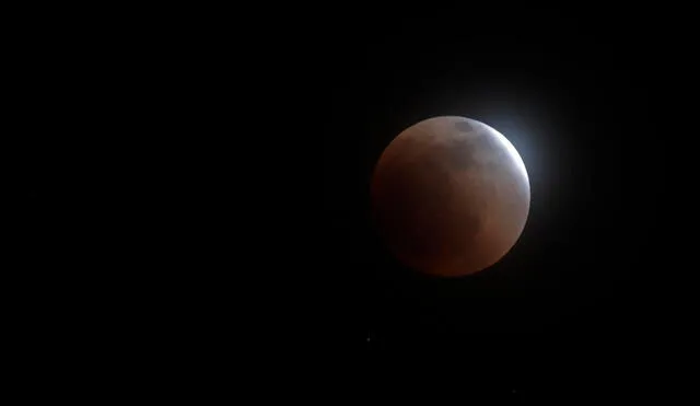 Fotografía de un eclipse lunar total tomada desde Panamá. Foto: Bienvenido Velasco / EFE