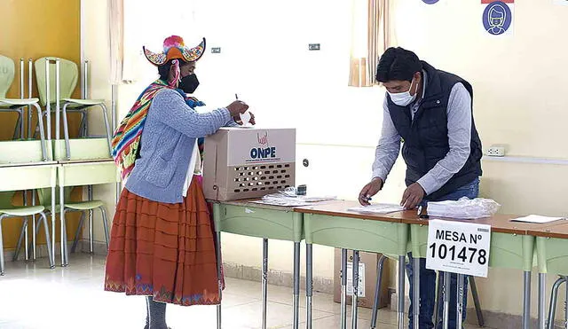 A votar. En el sur, simpatizantes fueron a votar a elecciones internas. Lo cuestionable es que lo hicieron por listas únicas. Foto: Juan Carlos Cisneros/ La República