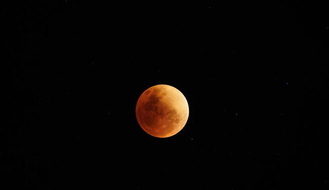 Eclipse lunar. Durante este fenómeno, la superficie del astro se tiñe de rojo debido a la dispersión de la luz en la atmósfera. Foto: José Calle/BASE
