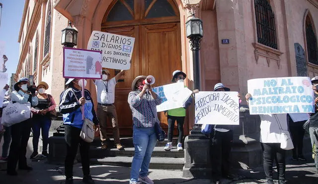 Padres y madres de familia reclamaron ante el Arzobispado de Arequipa. Foto: La República/Rodrigo Talavera