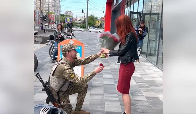 Soldado ucraniano pidió matrimonio a su novia en Járkov. Foto: ABC News