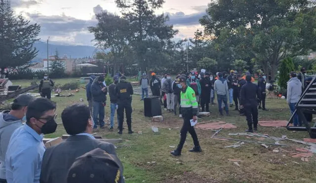 Según contaron los agraviados, estas personas rompieron el cerco de la propiedad para ingresar junto con la retroexcavadora. Foto: Renato Pando.