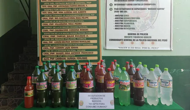 Algunas botellas fueron derivadas para el análisis en el laboratorio de la Dirección Regional de Salud. Foto: PNP