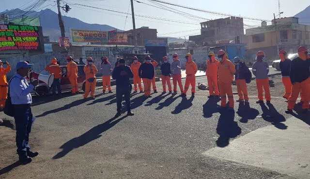 Los obreros hicieron un plantón en la construcción del hospital y luego marcharon por la avenida 54. Foto: URPI/Roberth Orihuela