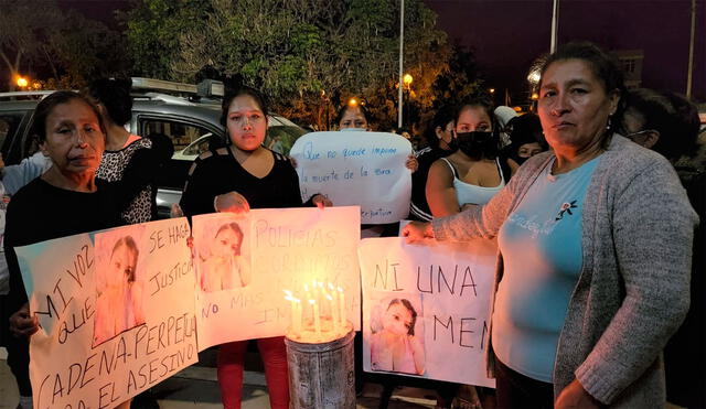 Mujeres llegaron con carteles para exigir máxima justicia para madre de familia. Foto: Rosa Quincho