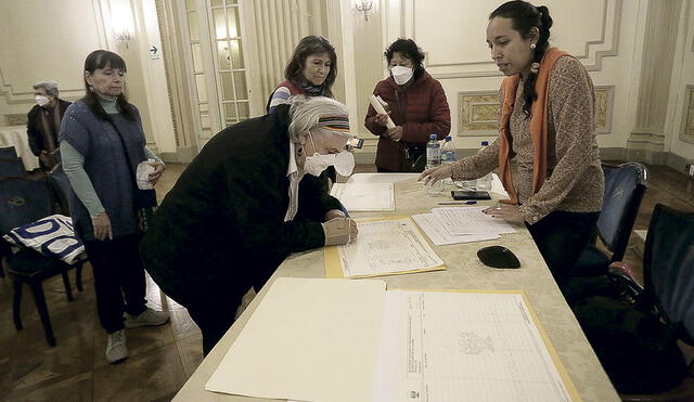 Campaña. También recogen firmas en San Luis, Barranco, Pueblo Libre, San Martín y VES. Foto: Gerardo Marín/ La República