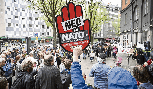 No se hacen los suecos. Ciudadanos se manifestaron contra el ingreso a la OTAN de su país. Foto: EFE