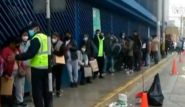 Ciudadanos llegan a la sede principal desde la madrugada. Foto: captura de TV Perú