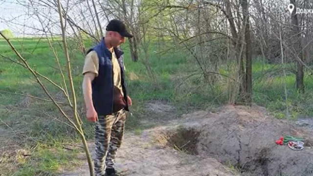 Mykola dice que los militares cavaron una tumba para los ucranianos. Foto: Warukraine