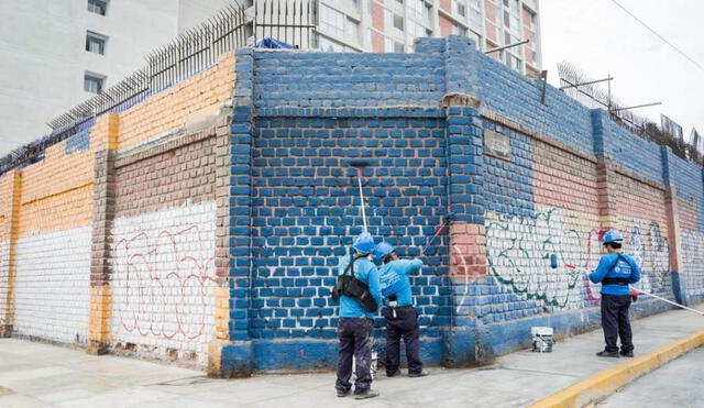 Los operarios de la comuna limeña borraron los grafitis utilizando pintura y rodillos. Foto: MML