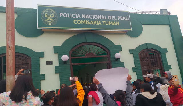 El último lunes 16 de mayo, en horas de la tarde, vecinos protestaron en la Comisaría de Tumán por caso de feminicidio. Foto: La República