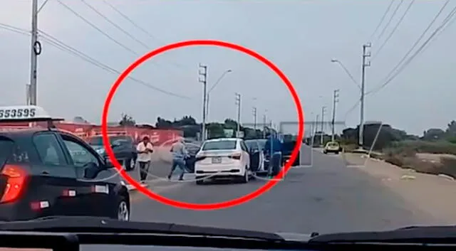 Delincuentes usaron vehículo negro para fugar. Foto: captura video Sol TV