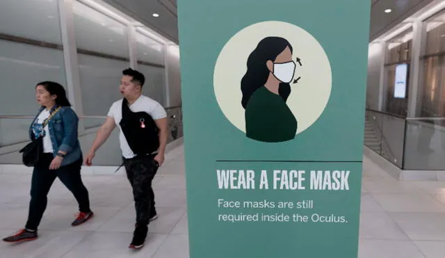 Los habitantes de Nueva York deberán volver a usar mascarillas en lugares públicos como el transporte público de la ciudad. Foto: EFE