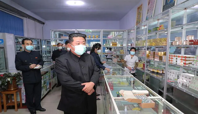 Kim Jong-un habló de "falta de experiencia" para manejar "adecuadamente los asuntos en la actual crisis de salud". Foto: KCNA/EFE