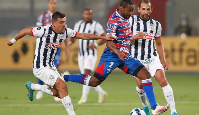 Alianza Lima se va al descanso cayendo 1-0 ante Fortaleza en el estadio Nacional. Foto: EFE